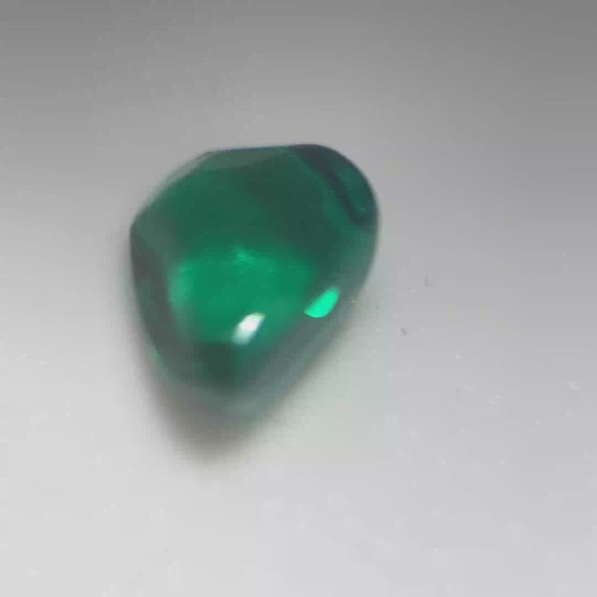 Exquisite Emerald Cabochon: A Gem of Timeless Beauty